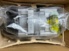 Load image into Gallery viewer, Triton 14-3547NEW 6511458 A/C Compressor fits 97-02 E-series Expedition, More